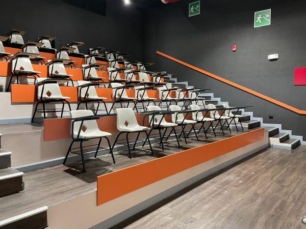 Mini auditorio - Contiene Pantalla interactiva Huawei, incluye tablero inteligente.