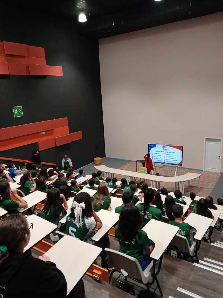 Pasadía educativo que combina diversión y aprendizaje, donde los estudiantes desarrollan habilidades técnicas con tecnologías emergentes en un entorno innovador y estimulante.