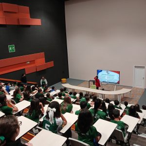 Pasadía educativo que combina diversión y aprendizaje, donde los estudiantes desarrollan habilidades técnicas con tecnologías emergentes en un entorno innovador y estimulante.