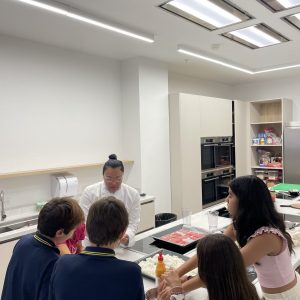 Experiencia culinaria para estudiantes de 7 a 18 años que fomenta habilidades de cocina, trabajo en equipo y creatividad. Explora técnicas culinarias de diferentes culturas y promueve hábitos saludables y diversidad cultural.