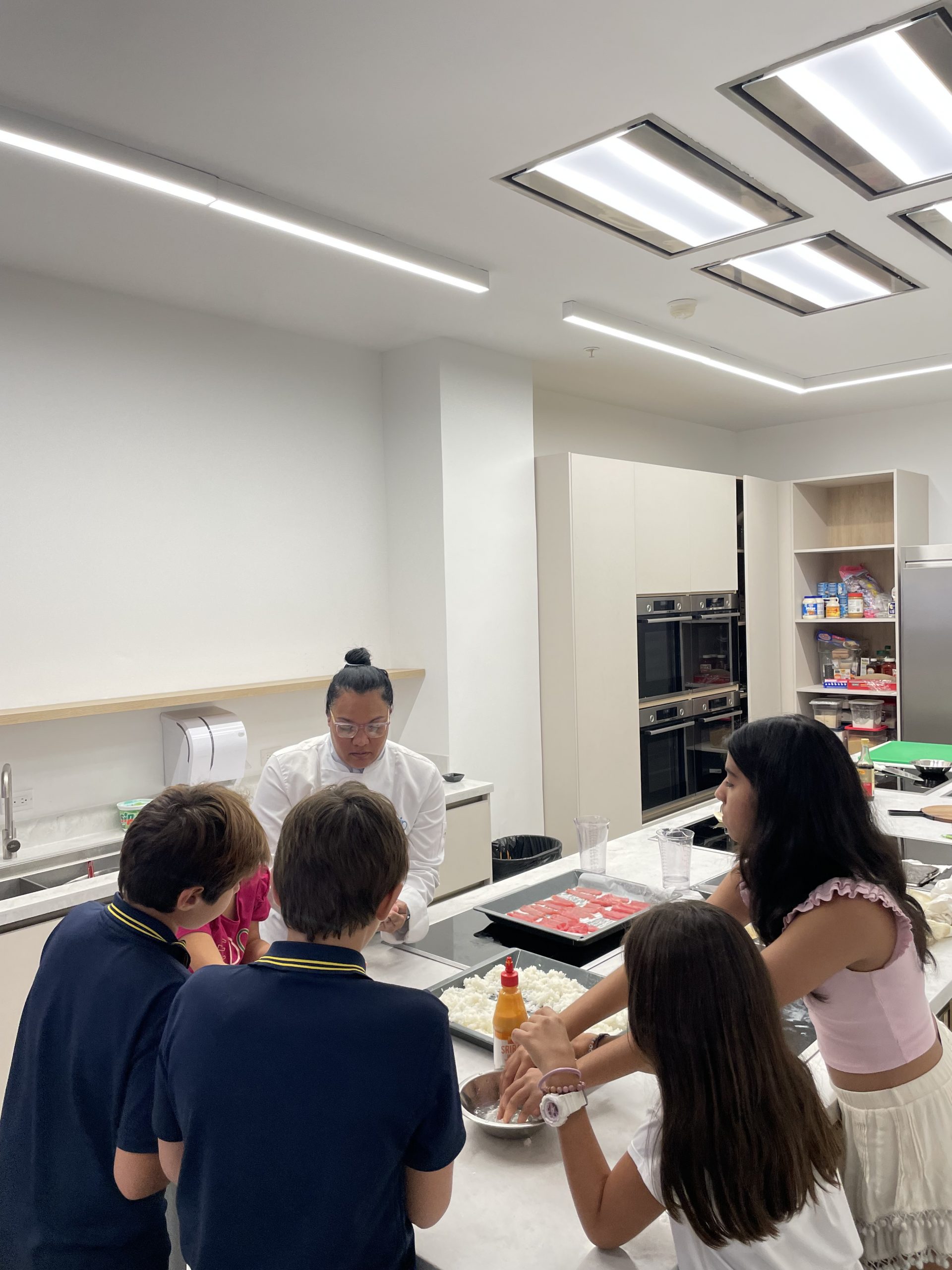 Experiencia culinaria para estudiantes de 7 a 18 años que fomenta habilidades de cocina, trabajo en equipo y creatividad. Explora técnicas culinarias de diferentes culturas y promueve hábitos saludables y diversidad cultural.